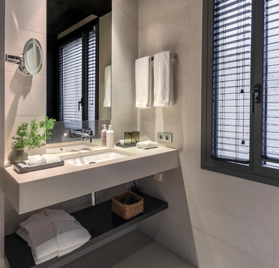 Hotel Casa Sagnier Barcelona Exterior photo Bathroom