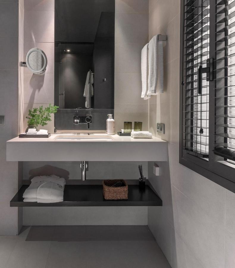 Hotel Casa Sagnier Barcelona Exterior photo Bathroom