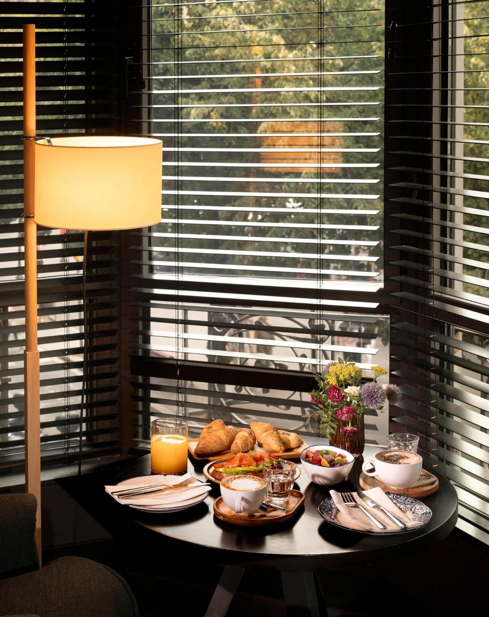Hotel Casa Sagnier Barcelona Exterior photo Breakfast at the hotel